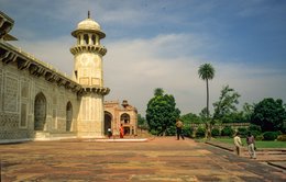 Agra;-Architecture;-Grès-rouge;-Inde;-Itimad-ud-Daulah;-Jardin;-Kaleidos;-Kaleidos-images;-La-parole-à-limage;-Marbre-blanc;-Mausolée;-Minaret;-Moghols;-Palmier;-Petit-Taj;-Portail;-Stories-Pictures;-Tarek-Charara;-Terrasse;-Tombeau;-Uttar-Pradesh;-Visiteurs